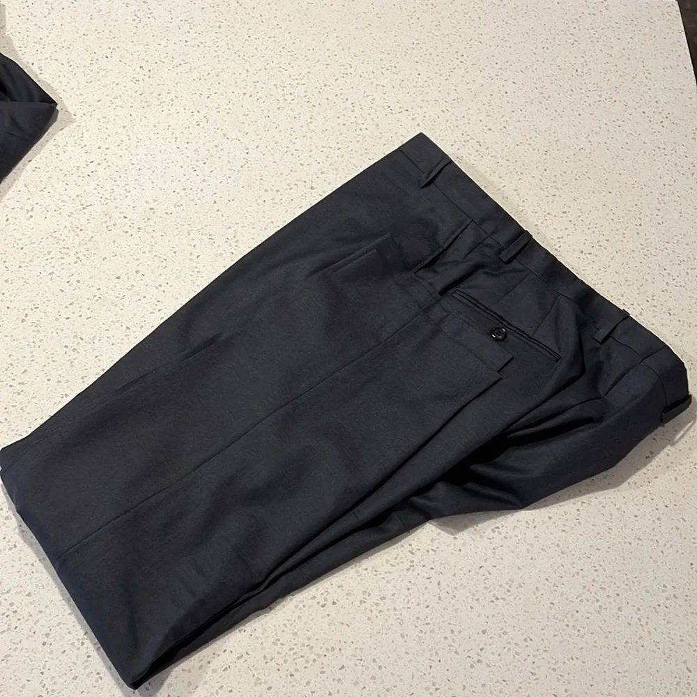 Hickey Freeman Charcoal Grey 100% wool with functional cuffs - Picture 9 of 10